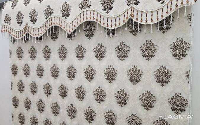 Үлкен сексуалды кеудесі бар жас әйелдің фотосы